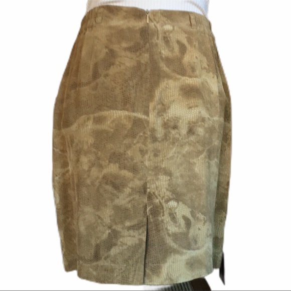 Gold silk skirt in reptile print. - Picture 2 of 7